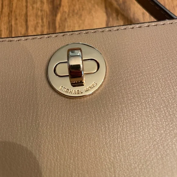 Michael Kors Rivington Messenger - Picture 4 of 7